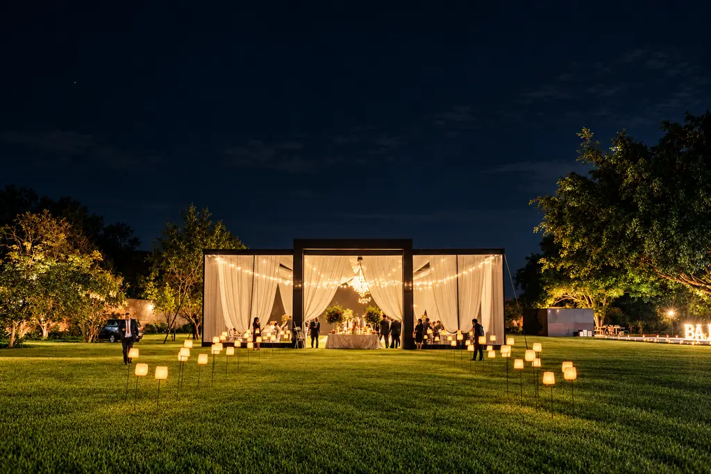 Carpa iluminada de noche
