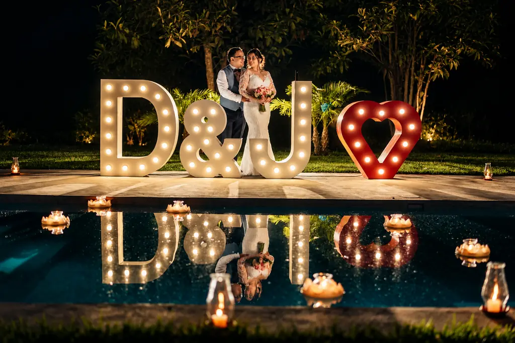 Letras iluminadas junto a la piscina