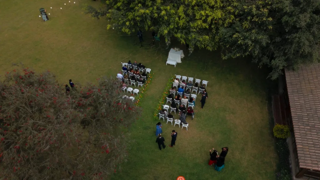 Vista aérea del jardín del Fundo Mercedes durante una ceremonia